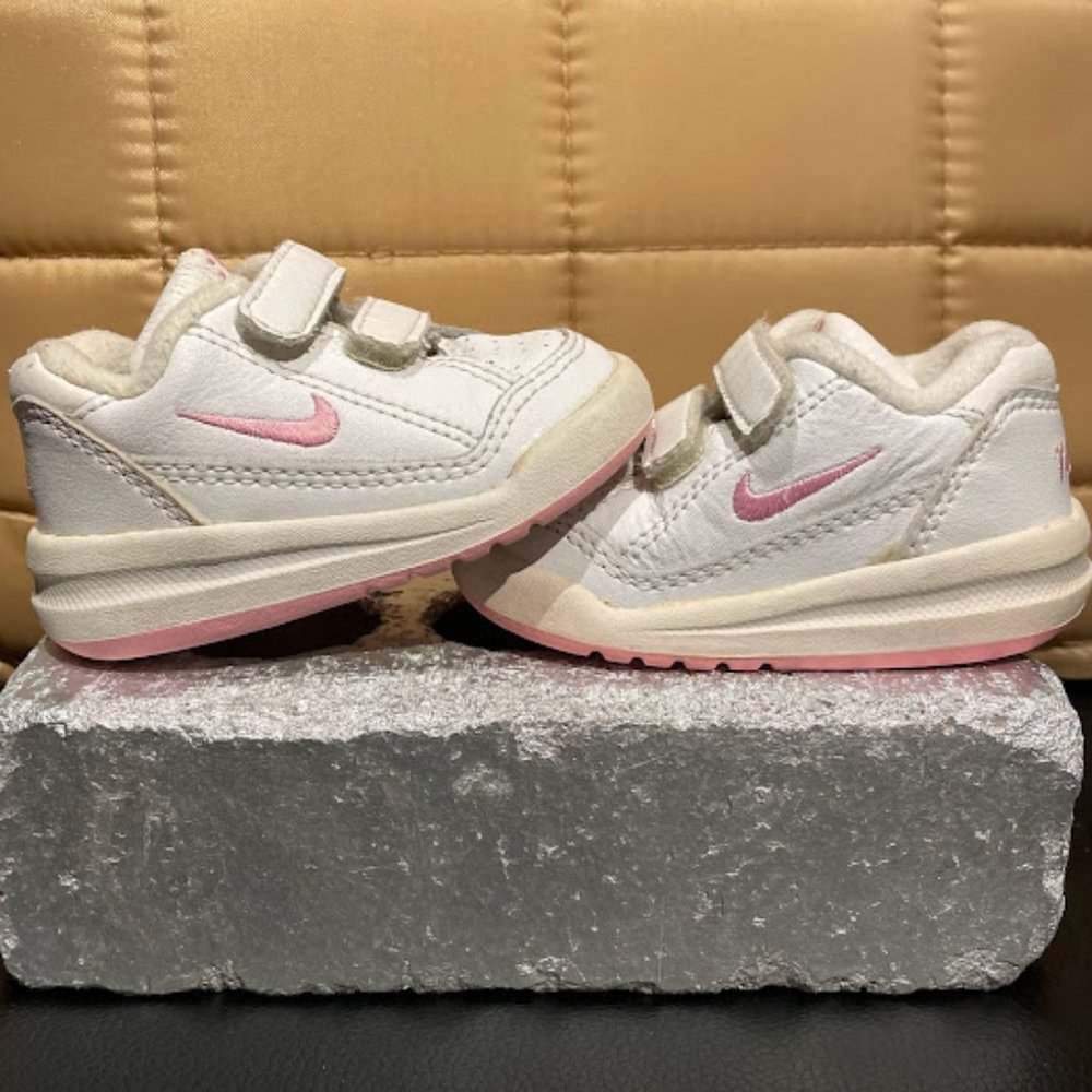 NIKE, Vintage baby shoes with velcro closure.  Super Adorable!  Size 2C